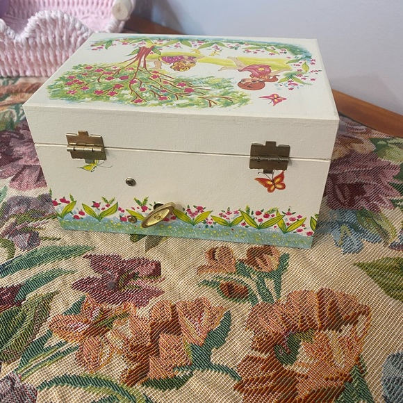 Vintage big eyed girl ballerina Jewelry Box with flowers & butterflies - Picture 6 of 13